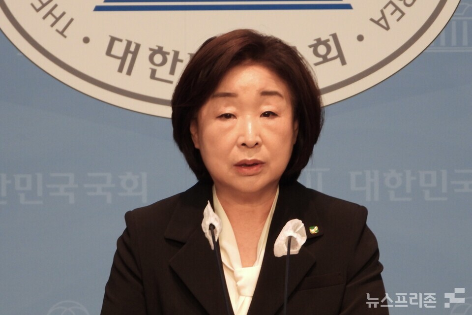 심상정 녹색정의당 의원이 11일 서울 여의도 국회 소통관에서 정계 은퇴 기자회견을 하고 있다. (사진=김정현 기자)