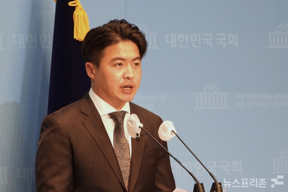 오영환 새로운미래 총괄선대위원장이 11일 서울 여의도 국회 소통관에서 기자회견을 하고 있다. (사진=김정현 기자)