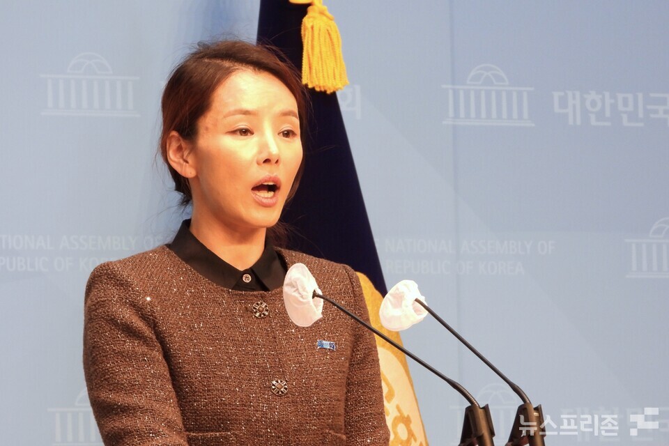 강미정 조국혁신당 대변인이 11일 서울 여의도 국회 소통관에서 논평을 하고 있다. (사진=김정현 기자)