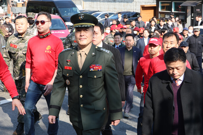 채상병 사망 사건 수사와 관련해 항명 등의 혐의로 기소돼 재판을 받고 있는 박정훈 전 해병대 수사단장(가운데)이 지난달 21일 서울 용산구 군사법원으로 들어가고 있다.(사진=연합뉴스)