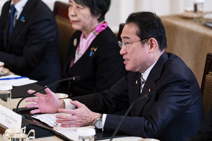후미오 기시다 일본 총리가 3국 정상회담에서 발언하고 있다.(EPA, 연합뉴스)
