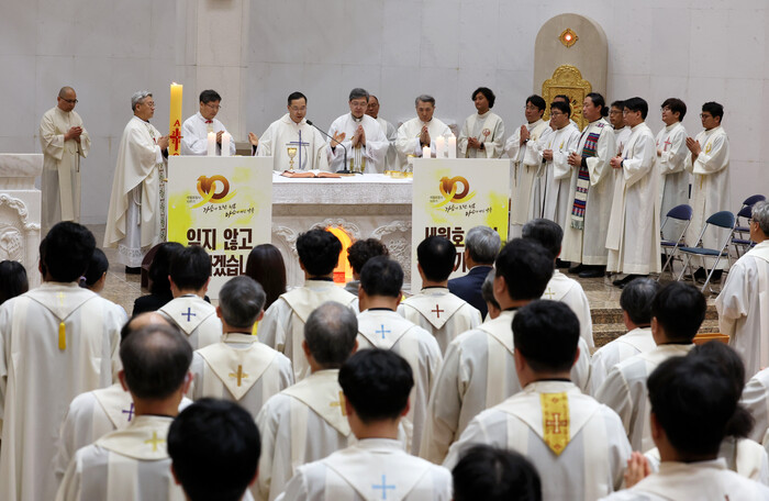 대구에 설치된 세월호 참사 10주기 시민 분향소= 16일 대구 중구 동성로에 설치된 '세월호 참사 10주기 시민 분향소'에서 시민들이 헌화하고 있다. 