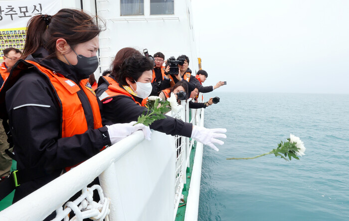 세월호 참사 10주기인 16일 오전 전남 진도군 동거차도 인근 세월호 참사 해역에서 열린 선상추모식에서 한 유가족이 헌화를 하고 있다.