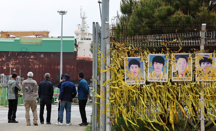세월호 바라보는 추모객= 세월호 참사 10주기를 하루 앞둔 15일 전남 목포신항에서 추모객들이 거치된 세월호 선체를 바라보고 있다.