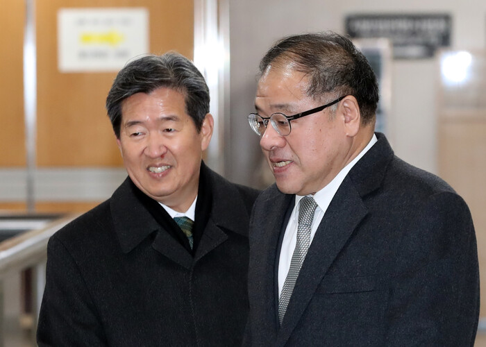 윤학배 전 해양수산부 차관= 세월호 특별조사위원회 설립과 활동을 방해한 혐의로 기소된 윤학배 전 해양수산부 차관(왼쪽)이 2019년 12월 19일 오후 서울 서초구 서울고등법원에서 열린 항소심 속행공판에 안종범 전 경제수석과 함께 출석하는 모습