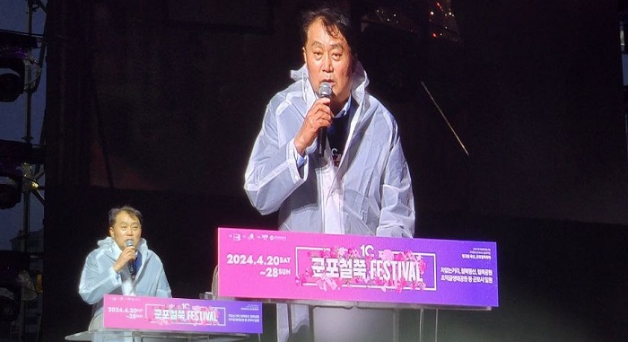 하은호 군포시장이 제10회 군포철쭉축제를 맞아 시민들과 관람객들을 향해 환영인사를 하고 있다. (사진=김현무 기자)