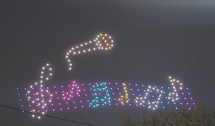 제10회 군포철쭉축제에서 선보인 드론쇼가 밤하늘을 아름답게 수놓고 있다. (사진=군포문화재단)