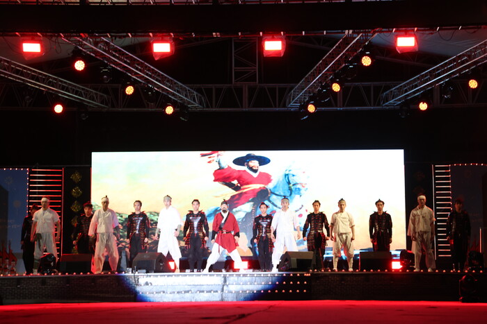 ‘제49회 의령홍의장군축제’ 개막식 주제 공연.(사진=의령군) 