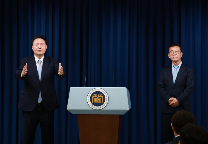 22일 홍철호 신임 정무수석(오른쪽)을 직접 소개하는 윤석열 대통령(사진=연합뉴스)