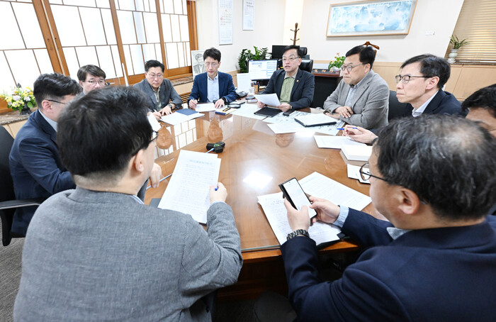 최상목 부총리 겸 기획재정부 장관이 지난 14일 서울 종로구 정부서울청사에서 이란의 이스라엘 공습에 따라 기재부 주요 간부들이 참석한 대외경제점검회의를 주재, 중동사태 동향을 점검하고 대응 방향을 논의하고 있다.