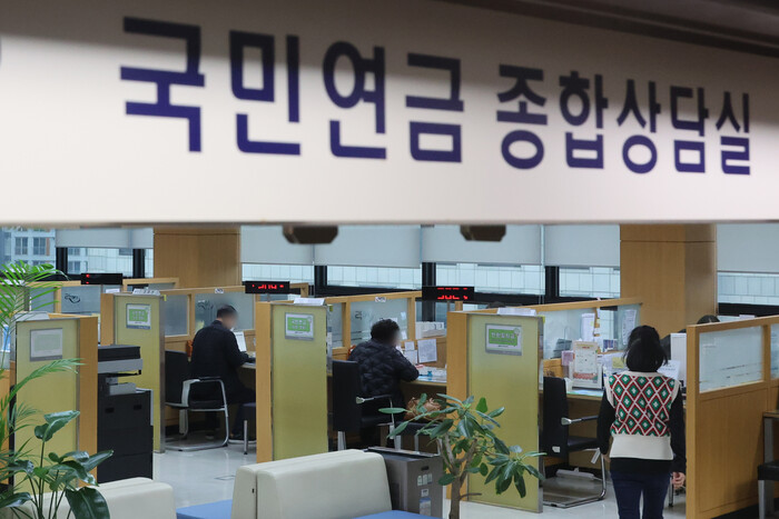 지난 12일 서울 서대문구 국민연금공단 서울북부지역본부 종합상당실에서 민원인이 상담을 받고 있다.