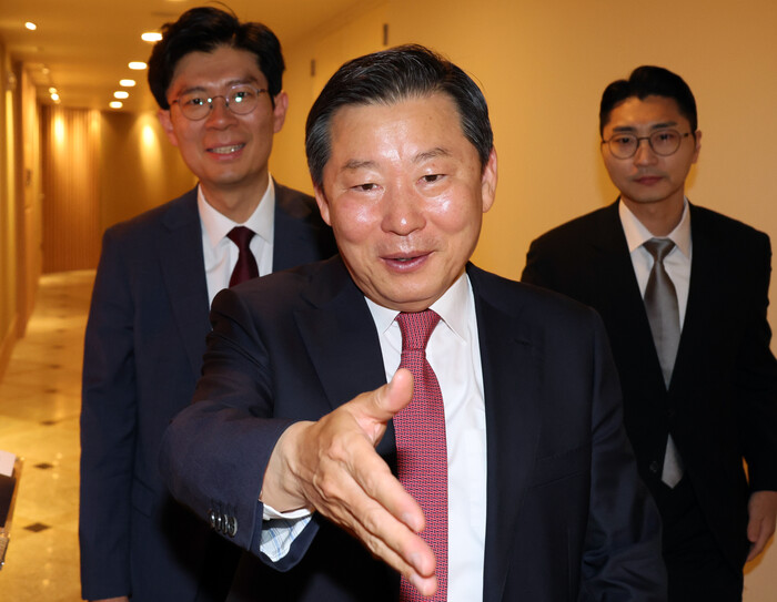 사진: 국민의힘 이철규 의원이 지난 25일 영입인재 낙천자들과 조찬모임을 하기 위해 여의도 한 식당으로 들어가고 있다. 왼쪽은 조정훈 의원.