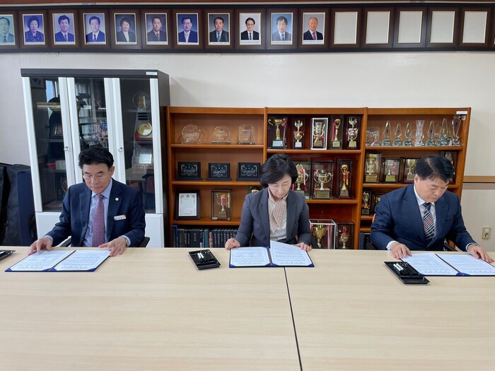 충남 계룡시(시장 이응우)는 지난 26일 엄사초등학교에서 학교복합시설 사업 추진을 위한 업무협약(MOU)을 체결했다.(사진=이기종 기자)