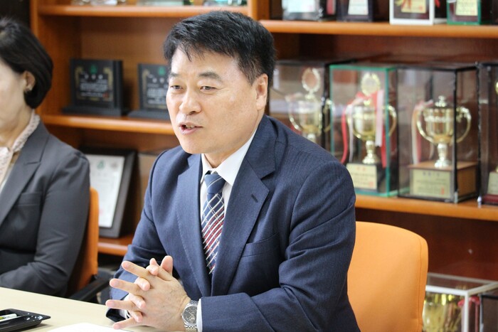 충남 계룡시(시장 이응우)는 지난 26일 엄사초등학교에서 학교복합시설 사업 추진을 위한 업무협약(MOU)을 체결했다.(사진=이기종 기자)