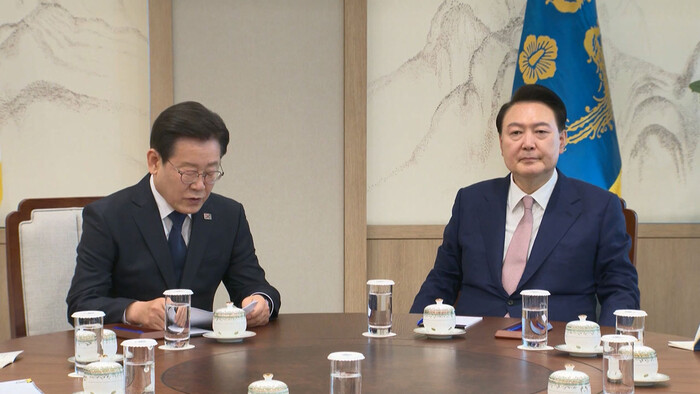 더불어민주당 이재명 대표와 윤석열 대통령 나란히 앉은 모습