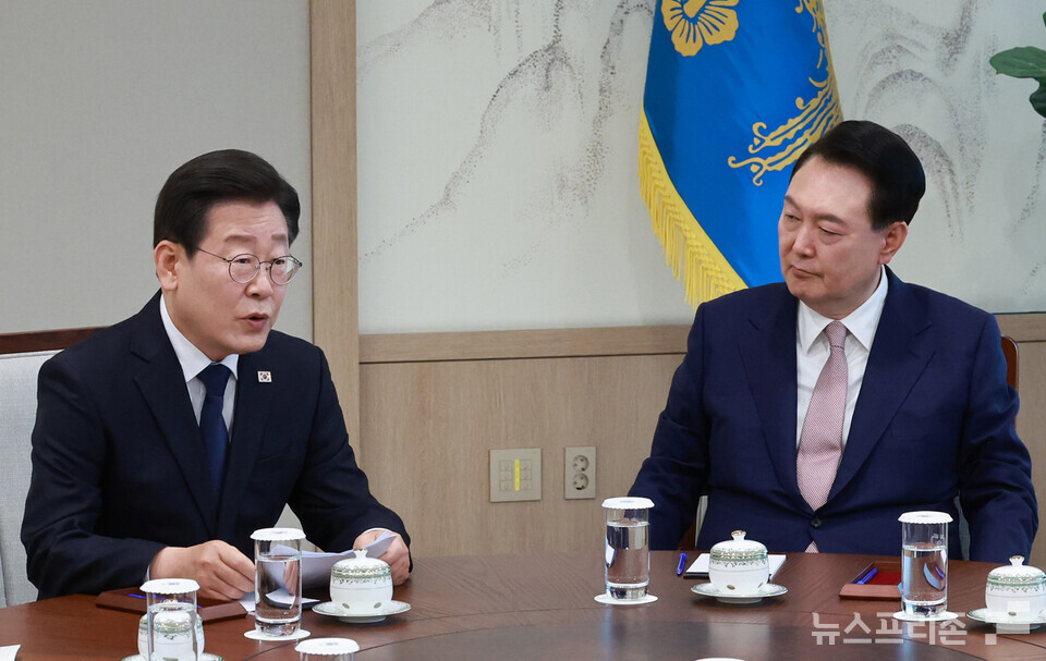 윤석열 대통령이 29일 서울 용산 대통령실 집무실에서 열린 영수회담에서 더불어민주당 이재명 대표의 발언을 듣고 있다. (사진=연합뉴스)