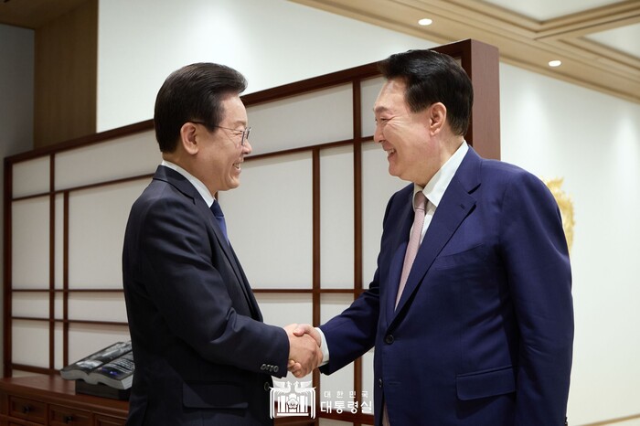 29일 인사 나누는 윤석열 대통령과 이재명 대표(사진=대통령실)