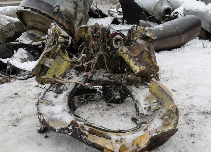 지난 1월 6일 우크라이나 당국이 공개한 러시아 미사일의 파편. "북한산일 수 있다"고 당시 우크라이나측은 밝혔다. (사진=로이터, 연합뉴스)