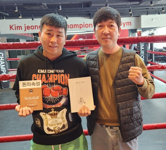 김정완관장과 어정국 대표(우측)