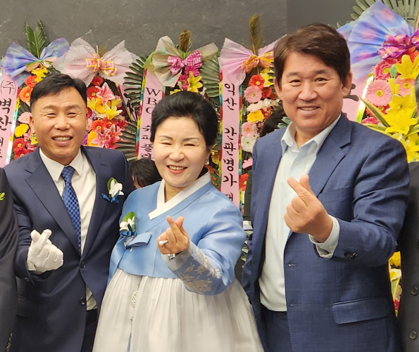 상철규 대표 부부와 조계현 전 기아단장(우측).