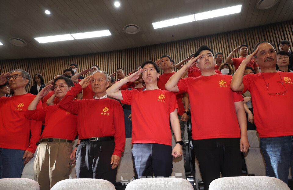 2일 국회에서 열린 본회의에서 '해병대 채상병 사망사건 수사외압 의혹 특별검사법'이 통과되자 방청석에 있던 해병대 예비역 연대 회원들이 거수경례하고 있다. (사진=연합뉴스)