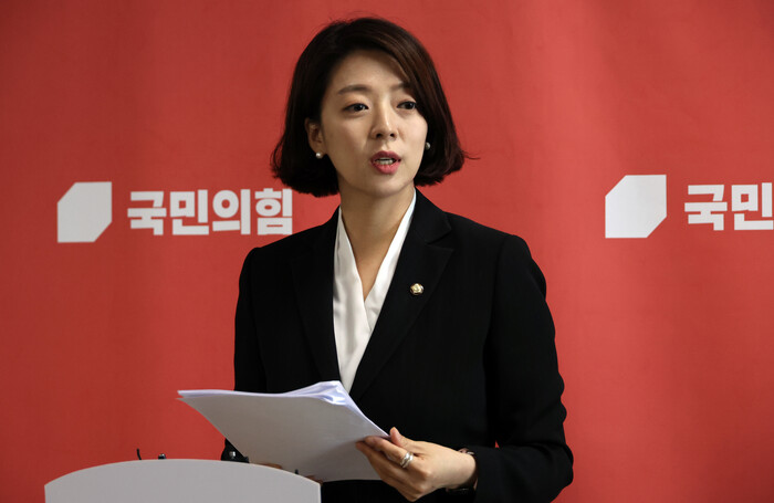 사진: 국민의힘 배현진 의원이 30일 차기 원내대표 단독 출마 가능성이 거론되는 '친윤 핵심' 이철규 의원을 향해 "불출마 선언을 하라"고 공개 촉구했다.친윤계로 분류되는 배 의원은 이날 페이스북에서 "당 사무총장과 인재영입위원장, 공관위원까지 어쩌면 이번 선거의 가장 큰 책임자라고 할 수 있는 이 의원에게는 이미 제 개인과 여러 당선인의 의견을 전해드렸다"며 이같이 밝혔다.
