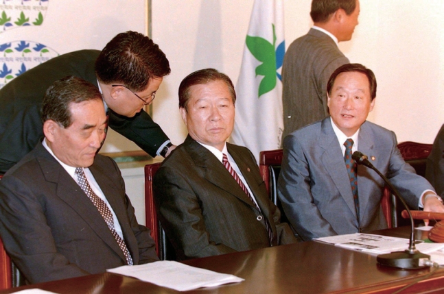 사진: 권노갑 김대중기념사업회 이사장은 고 김대중(DJ) 전 대통령 생전 ‘DJ의 분신’으로 불렸다. DJ(가운데)가 1996년 국민회의 총재 시절 권 이사장(맨 오른쪽)과 자리를 함께한 사진. DJ에 귀엣말을 하고 있는 사람은 박지원 현 국정원장ⓒ연합뉴스