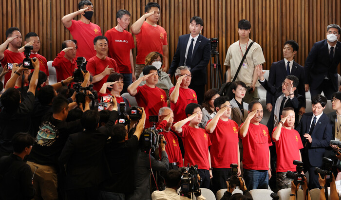 지난 2일 서울 여의도 국회에서 열린 본회의에서 '해병대 채상병 사망사건 수사외압 의혹 특별검사법'이 통과되자 방청석에 있던 해병대 예비역 연대 회원들이 거수경례하고 있다