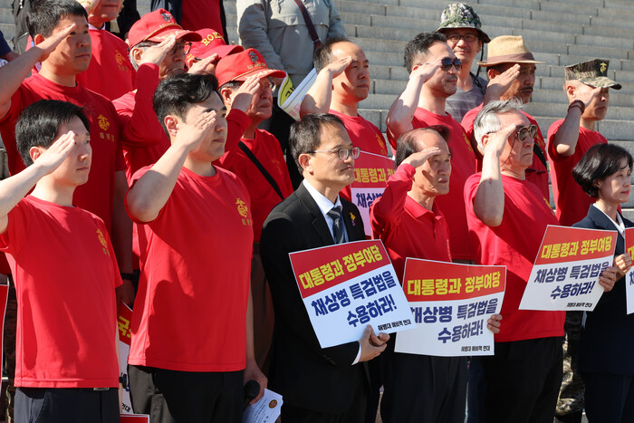 채상병 특검법이 국회를 통과한 지난 2일 해병대예비역연대 회원들이 국회 본청 앞 계단에서 대통령과 여당에 특검법 수용을 촉구하는 회견에 앞서 경례하고 있다.(사진=연합뉴스)