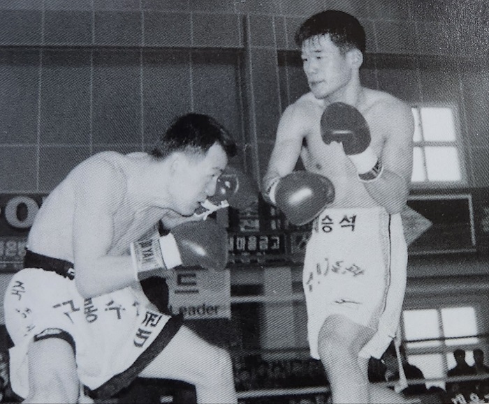 채승석과 방어전을 펼치는 챔피언 권일(좌측)