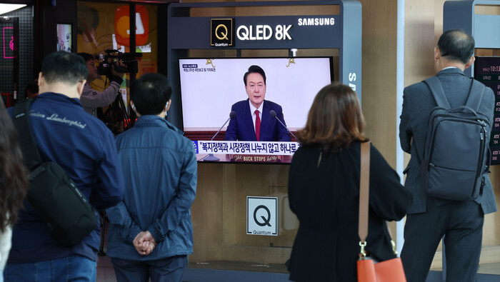 9일 서울역 대합실에서 시민들이 대통령 기자회견 중계를 보고 있다. (사진=연합뉴스)