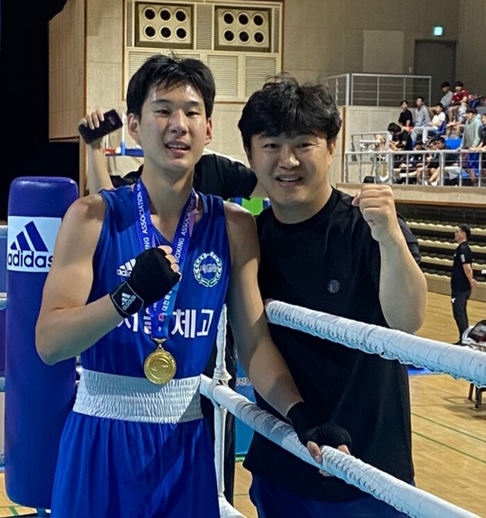 4월 종별선수권 우승자 김종석과 서윤복 서울체고 복싱강사(우측)