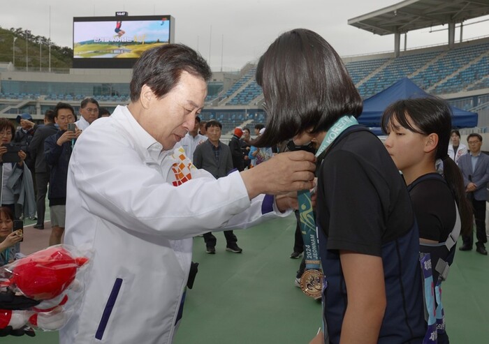 박홍률 목포시장이 제18회 전국장애인학생체전에서 메달을 획득한 선수들에게 메달을 걸어주며 격려했다.(사진=목포시)