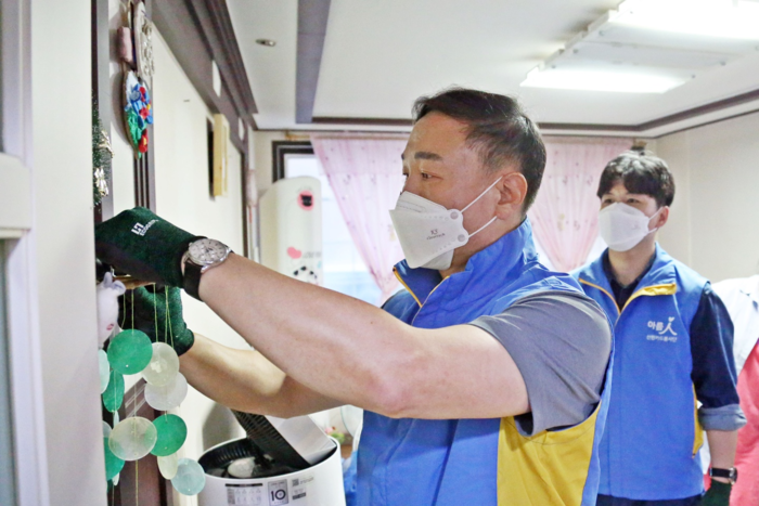 문동권 신한카드 사장과 임직원들이 다자녀 가정에 방문해 봉사활동을 진행했다. 사진=신한카드