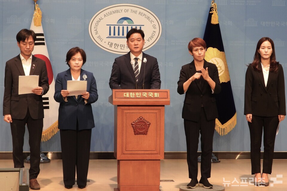 제22대 국회 야5당 초선 당선인들이 24일 국회 소통관에서 해병대원 특검’ 통과를 위한 공동 기자회견을 하고 있다. 왼쪽부터 한창민 사회민주당·정춘생 조국혁신당·윤종군 더불어민주당 당선인, 수어통역사, 이주영 개혁신당 당선인.  (사진=김정현 기자)