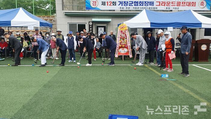 신성범 국회의원 당선자와 표주숙 거창군의회 총무위원장 등 내빈과 임원들의 시타 모습.(사진=이태헌 기자)