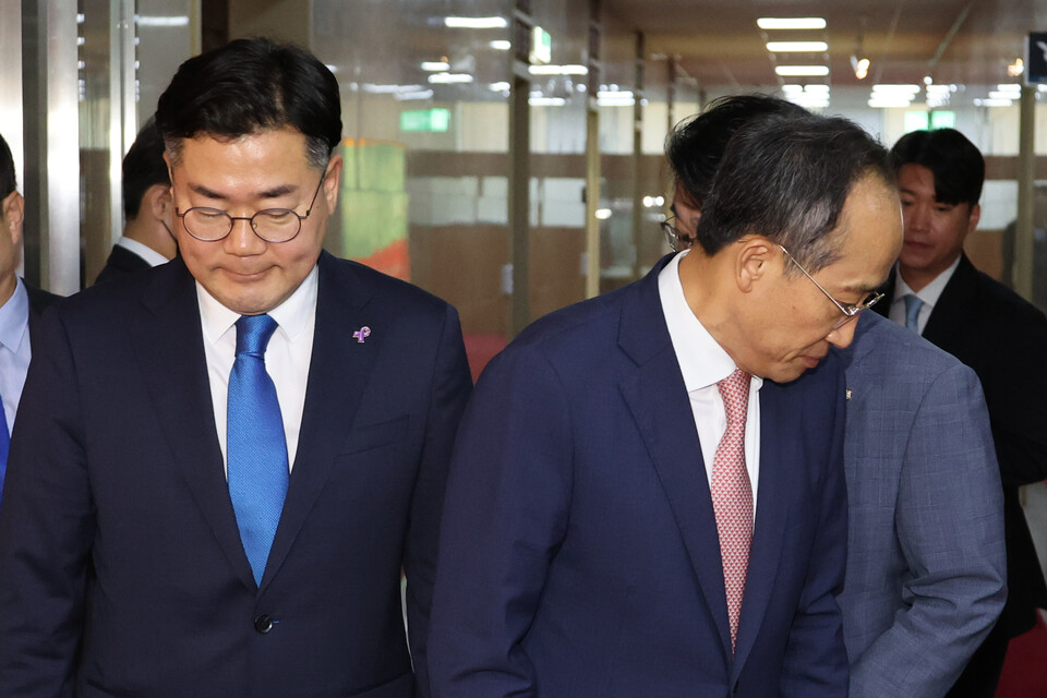 국민의힘 추경호 원내대표(오른쪽)와 더불어민주당 박찬대 원내대표가 27일 서울 여의도 국회에서 김진표 국회의장과 면담을 마치고 나와 취재진의 질문에 답한 후 각자 자리에서 떠나고 있다. (사진-연합뉴스)