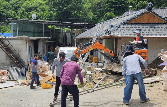 다문화가정 집수리 봉사활동을 펼치고 있는 청송회 회원들 모습.(사진=청송회)