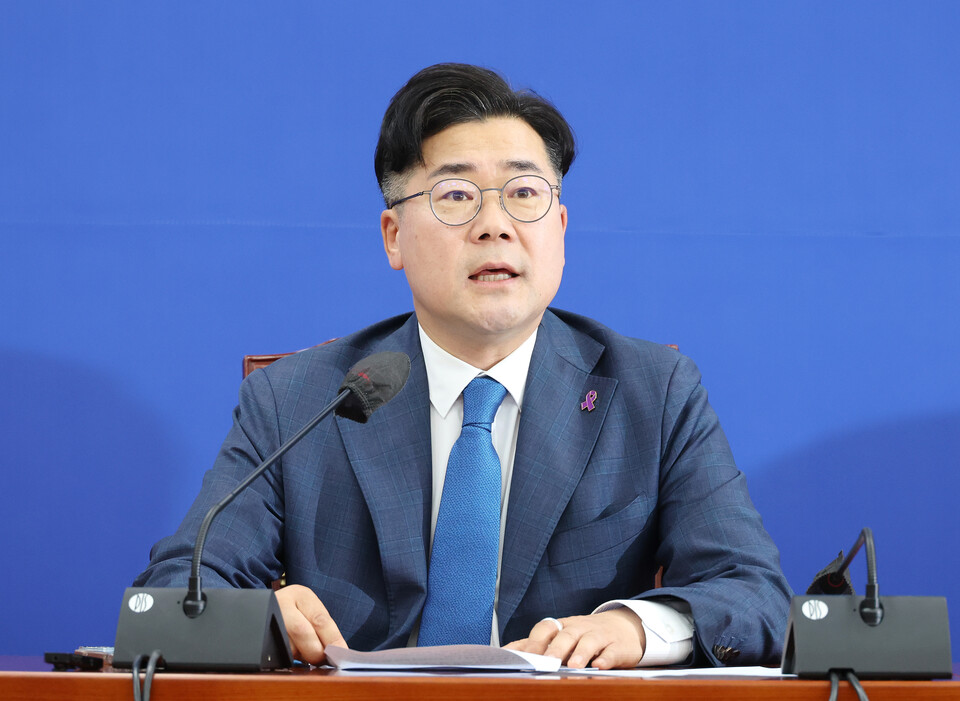 박찬대 더불어민주당 원내대표가 28일 서울 여의도 국회에서 열린 원내대책회의에서 발언하고 있다. (사진=연합뉴스)