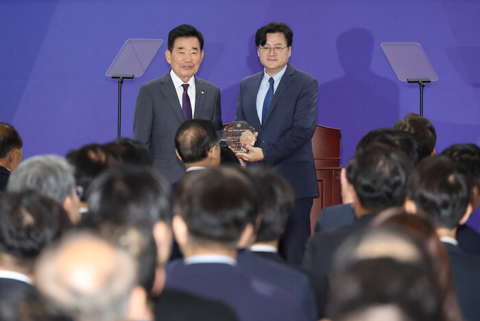 더불어민주당 홍익표 전 원내대표가 28일 국회에서 열린 제4회 대한민국 국회 의정대상 시상식에서 김진표 국회의장으로부터 여야협치 우수의원에게 주는 상을 받고 있다.