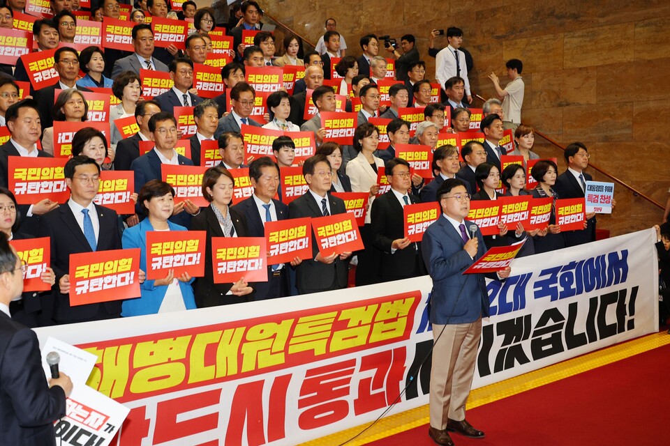 박찬대 더불어민주당 원내대표가 28일 오후 국회 로텐더홀에서 해병대원 특검법 재의 표결 부결 규탄 기자회견을 하고 있다. (사진=연합뉴스)