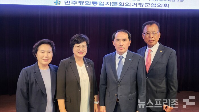 강의 후 기념 사진(왼쪽부터) 김혜숙 군의원, 표주숙 군의원, 최원일 소장, 주영태 회장.(사진=이태헌 기자)