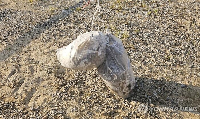 29일 오전 파주시에서 북한 풍선에 매달려 있던 봉투가 발견됐다. 쓰레기가 들어있는 것으로 보인다. 