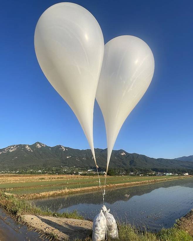 29일 거창군 위천면 상천리 서덕들에서 발견된 풍선.(사진=웹 캡처)