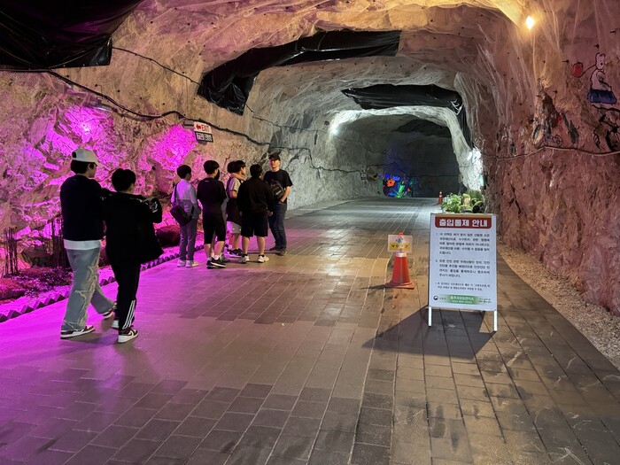 (주)영우자원이 운영하는 활옥동굴은  현재 국유재산을 무단 사용한 것이 적발돼 산림청으로부터 변상금 부과와 함께 자진철거 위기에 처했다.