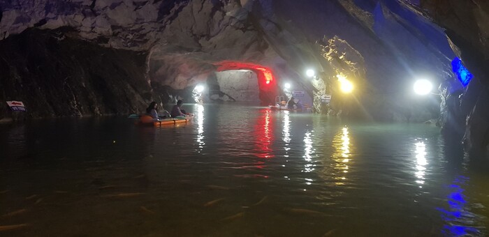 충주의 대표적인 관광지로 전국적인 명성을 얻는 활옥동굴이 국유림 무단점유로 인해 자진철거 위기에 처해 앞으로 귀추가 주목된다.