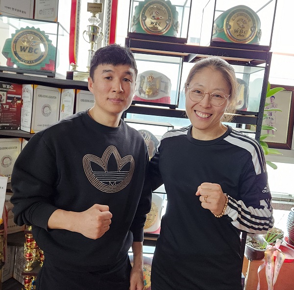 김해시 체육관에서 유명구 유희정부부