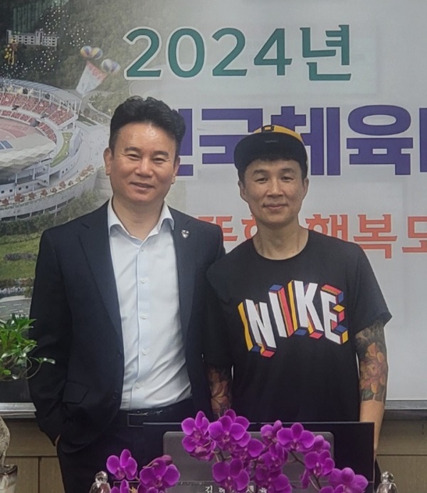 김해시 서동신 체육회장과 유명구 관장(우측)