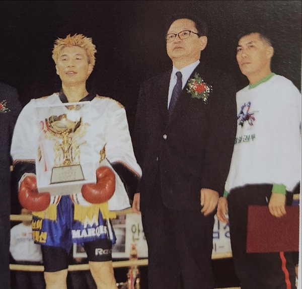 신인왕에 등극한 유명구(좌측과)와 김학명관장(우측)