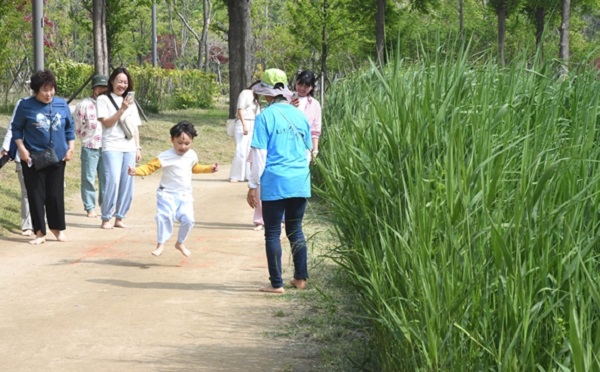 시흥시 옥구공원에서 아이들이 뛰어놀고 있다. (사진=시흥시)